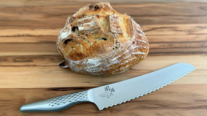 
                    Shoso bread knife small is also included in the baker bag