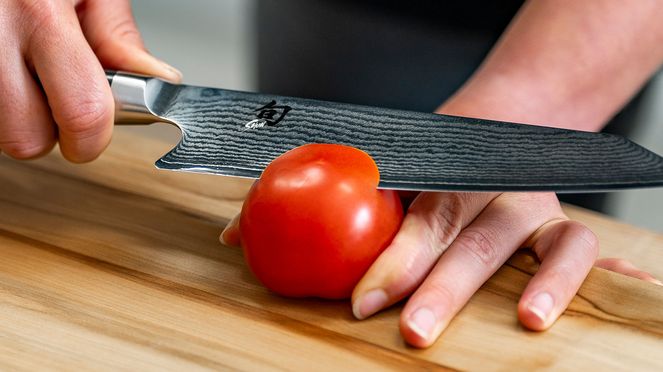 
                    Knife sharpener with polish leather for razor sharpness: perfect tomato cut