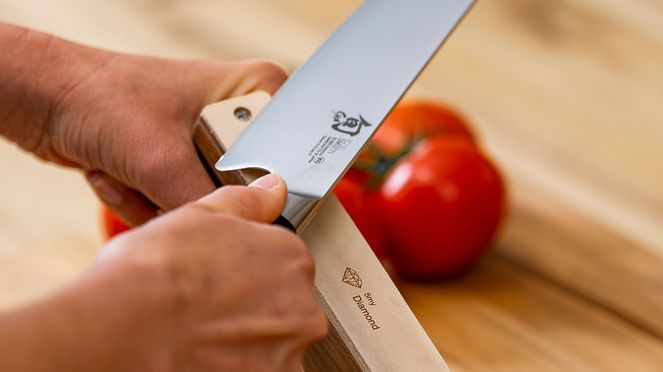 
                    Knife sharpener with polish leather ensures razor sharpness